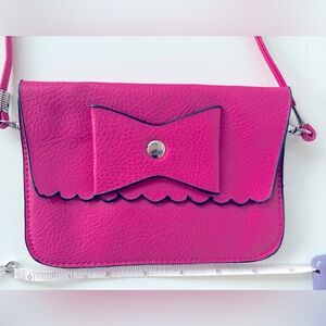 NWOT Amici Pink accessories bag three dividers inside Can be worn as a crossbody